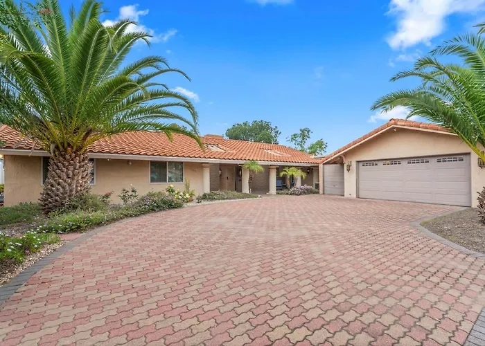 Home In San Diego! The Blue Leaf With 3Bed 2Bath, Golf, Large Yard!